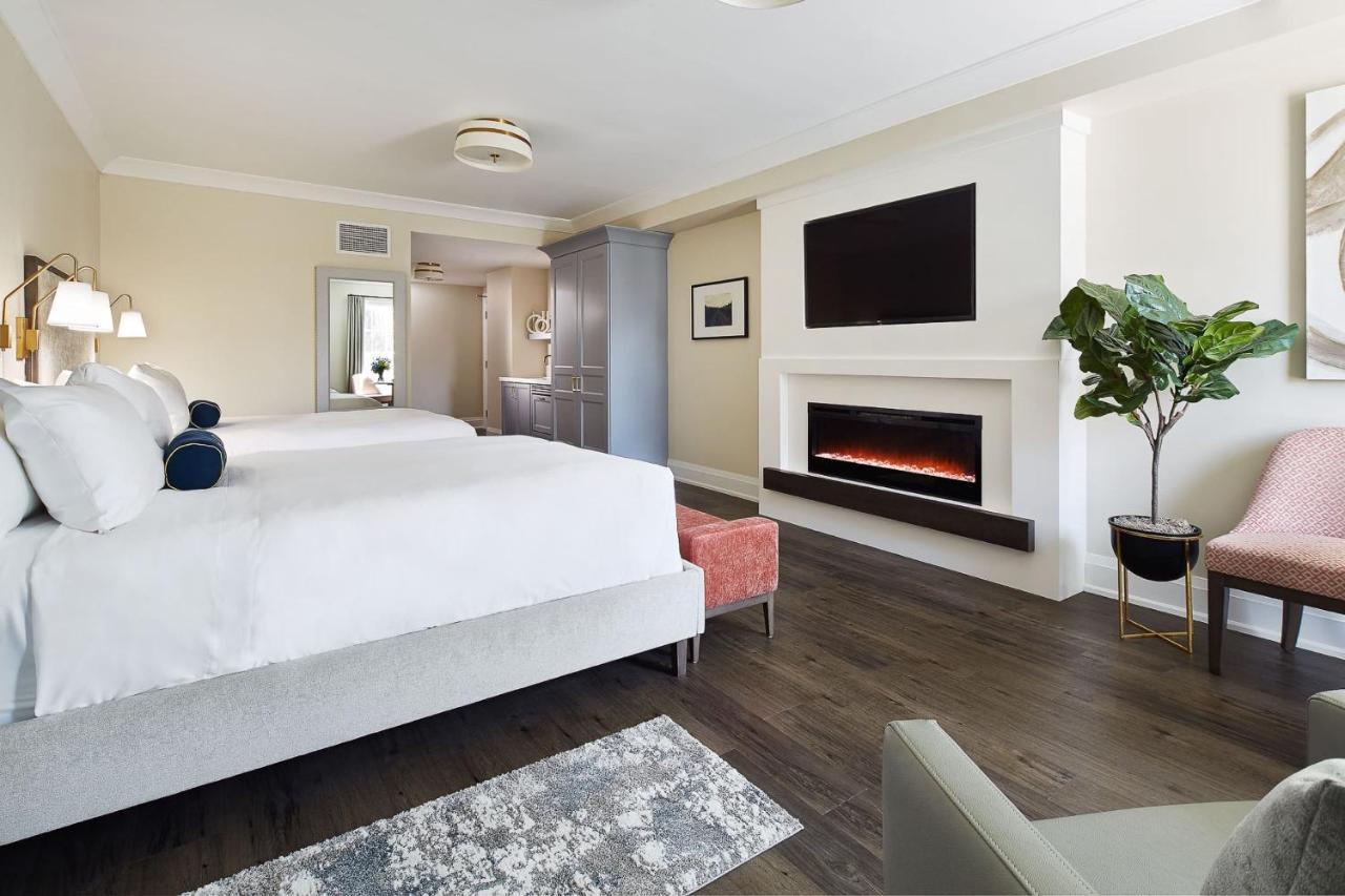 124 On Queen Hotel & Spa Niagara-on-the-Lake Bagian luar foto A bedroom at the Beverly Hills Hotel