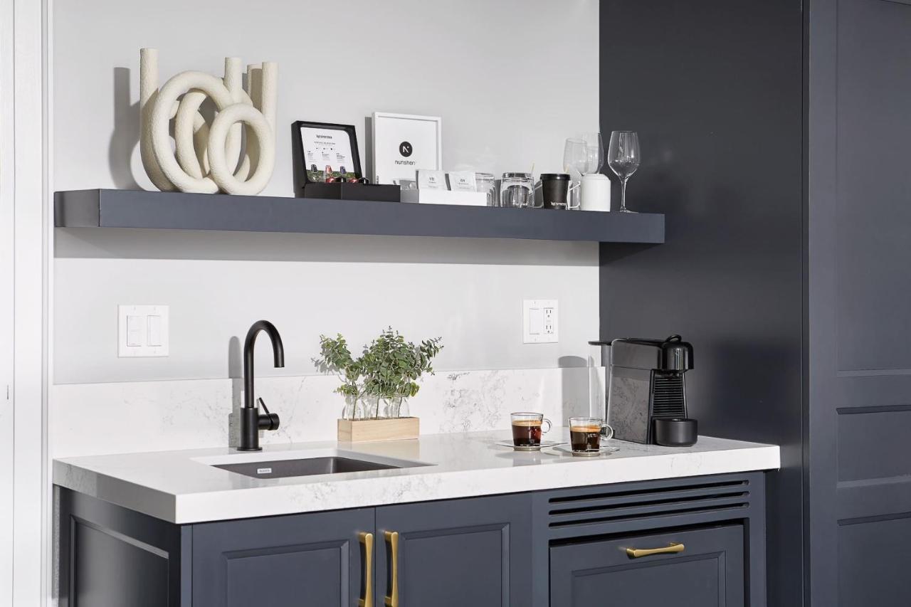 124 On Queen Hotel & Spa Niagara-on-the-Lake Bagian luar foto A coffee station in a home