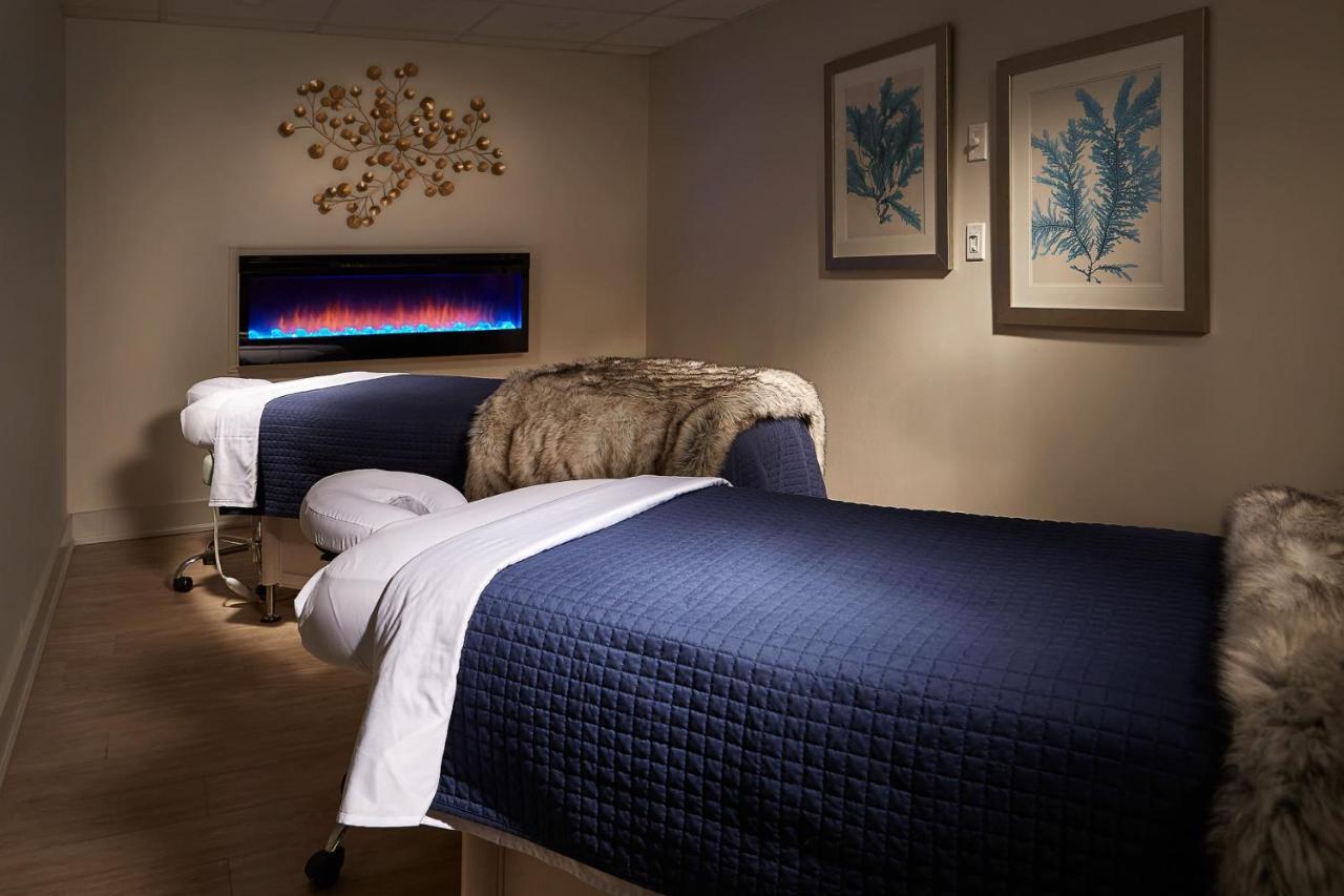 124 On Queen Hotel & Spa Niagara-on-the-Lake Bagian luar foto A massage table