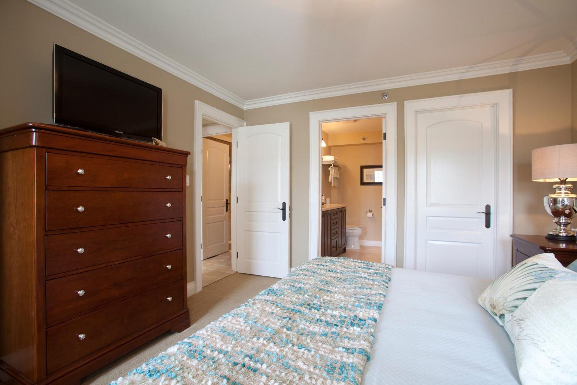 124 On Queen Hotel & Spa Niagara-on-the-Lake Bagian luar foto A bedroom with a carpet