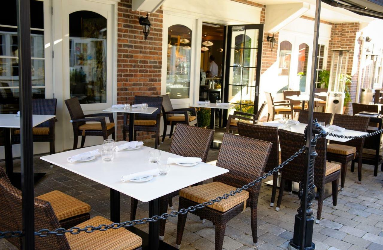 124 On Queen Hotel & Spa Niagara-on-the-Lake Bagian luar foto The patio at the restaurant