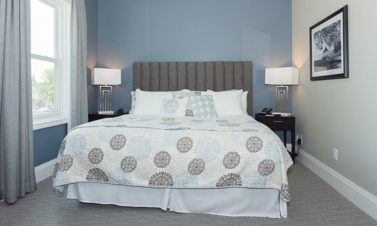 124 On Queen Hotel & Spa Niagara-on-the-Lake Bagian luar foto A bedroom at the Inn at the Opera