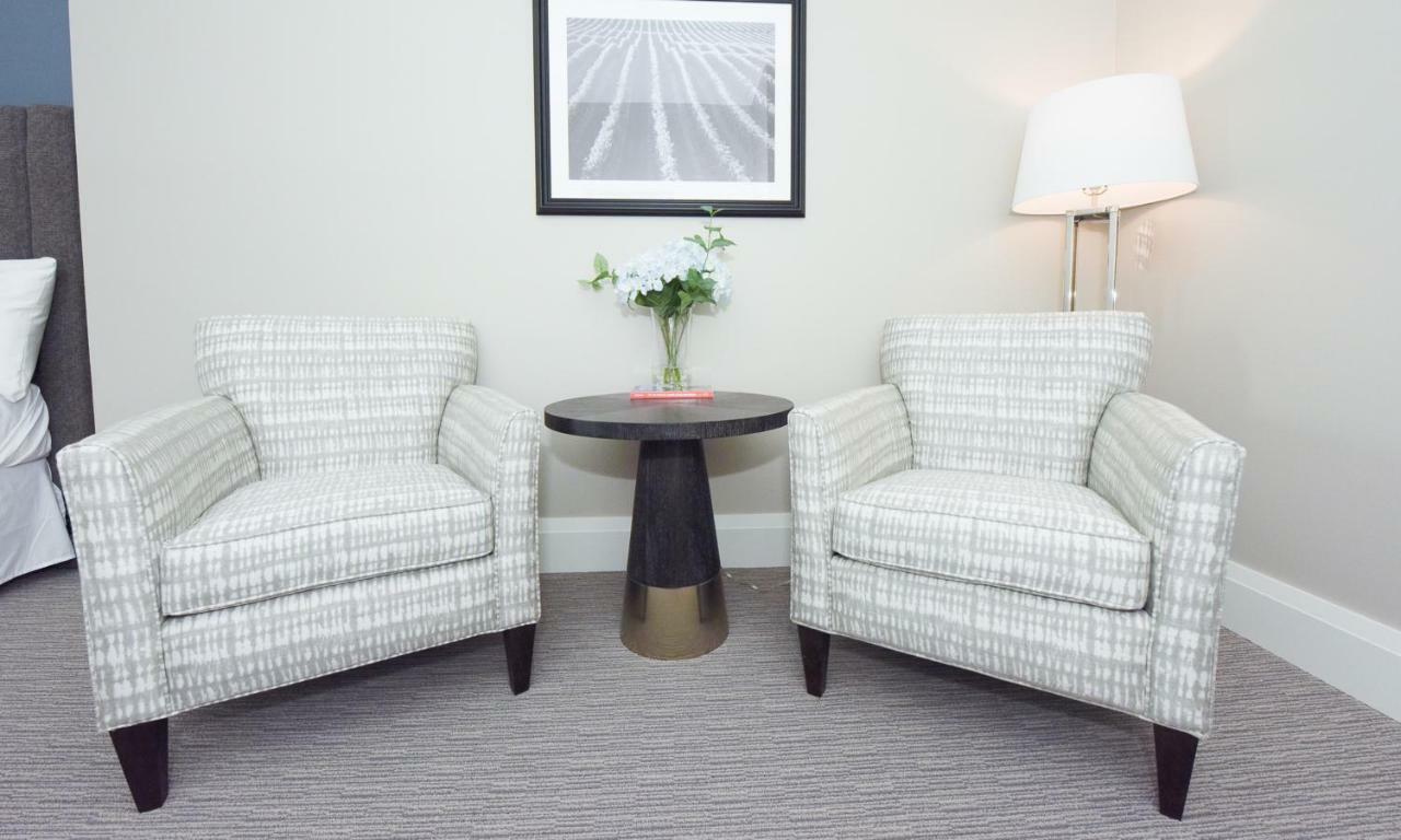 124 On Queen Hotel & Spa Niagara-on-the-Lake Bagian luar foto A pair of club chairs
