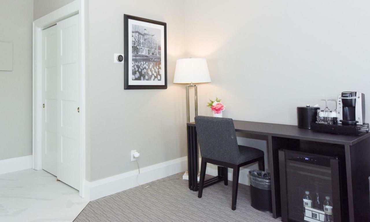 124 On Queen Hotel & Spa Niagara-on-the-Lake Bagian luar foto A smart plug in a hotel room