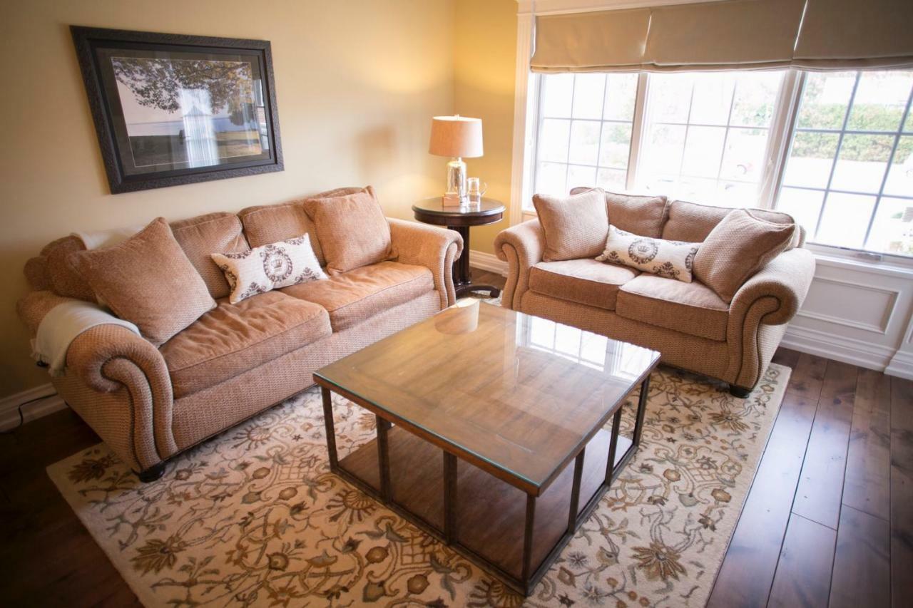 124 On Queen Hotel & Spa Niagara-on-the-Lake Bagian luar foto A living room with a coffee table