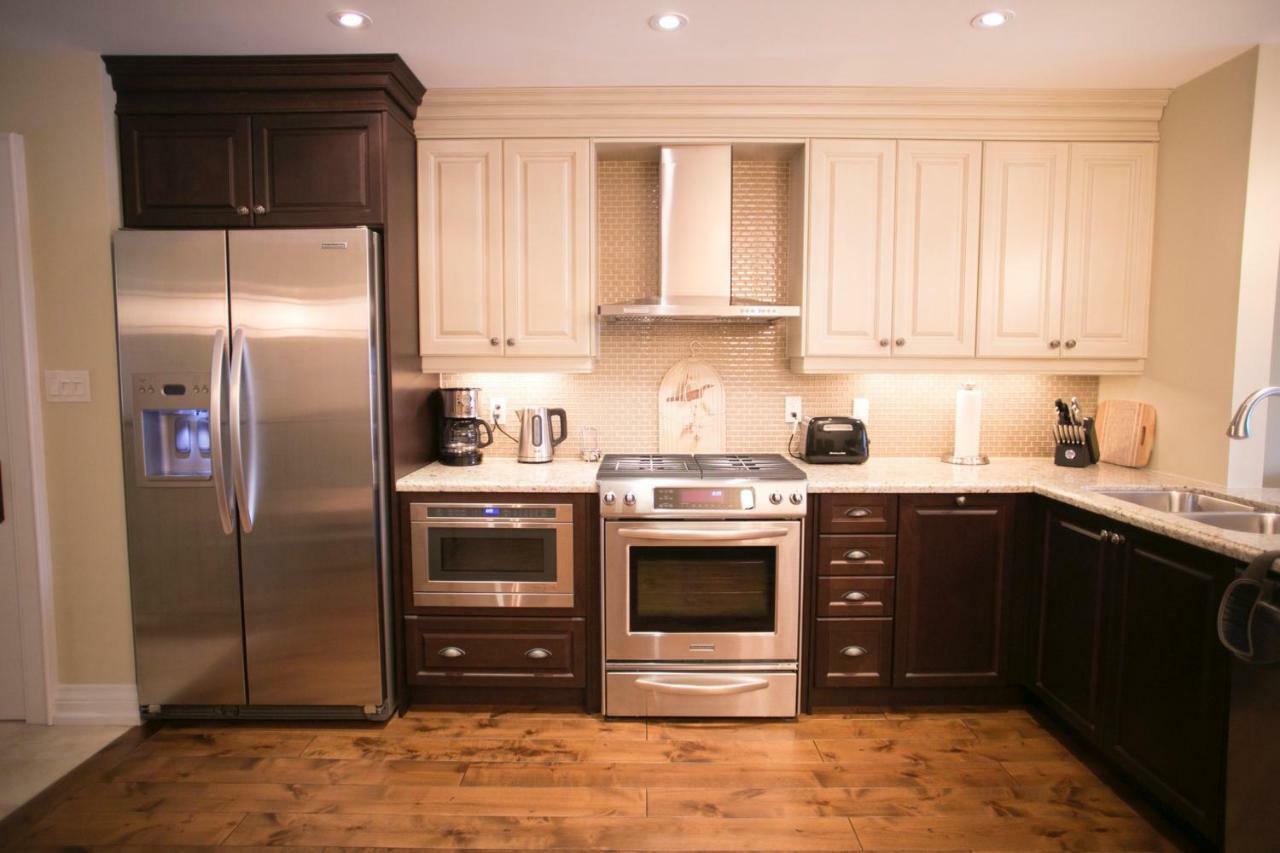124 On Queen Hotel & Spa Niagara-on-the-Lake Bagian luar foto A modern kitchen