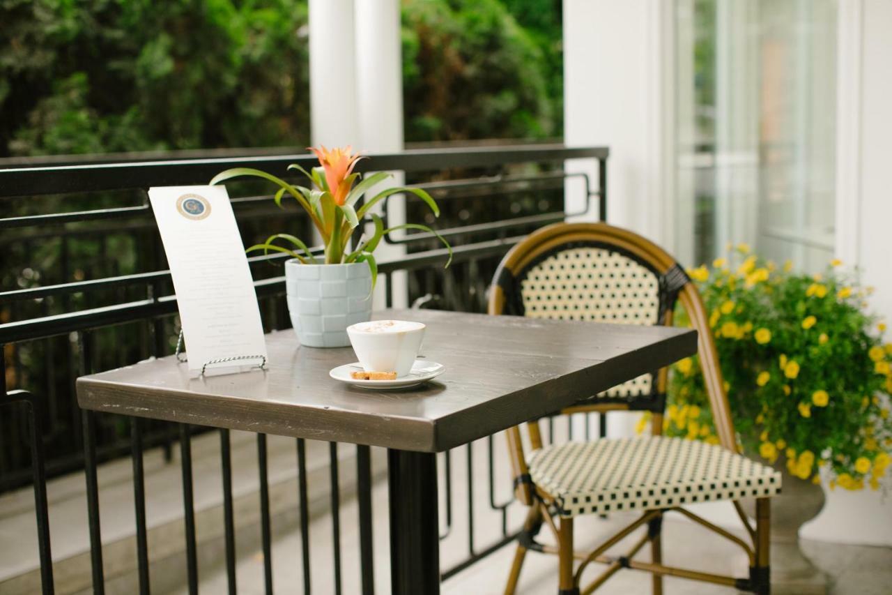 124 On Queen Hotel & Spa Niagara-on-the-Lake Bagian luar foto A bistro table and chair