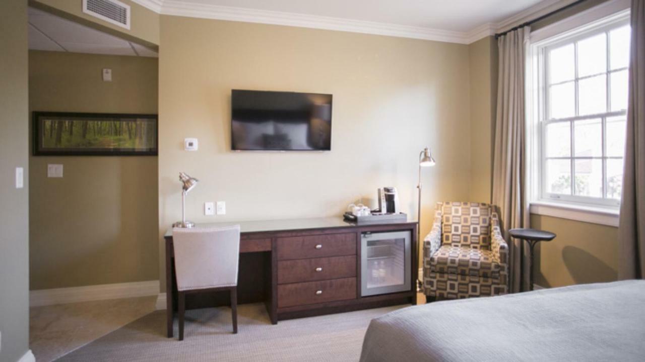 124 On Queen Hotel & Spa Niagara-on-the-Lake Bagian luar foto A room at the Hotel Vermont