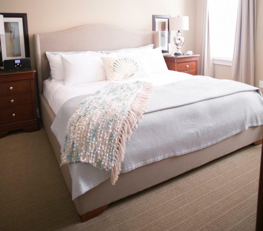 124 On Queen Hotel & Spa Niagara-on-the-Lake Bagian luar foto A bed with a throw