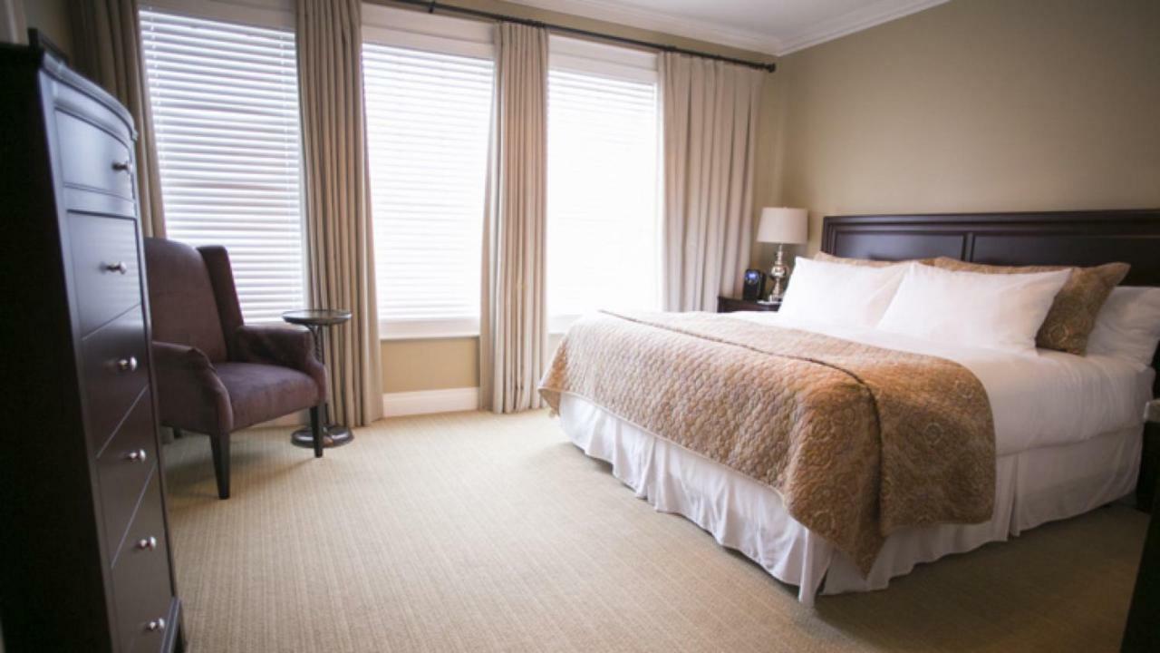 124 On Queen Hotel & Spa Niagara-on-the-Lake Bagian luar foto A bedroom at the Inn at Laurel Point