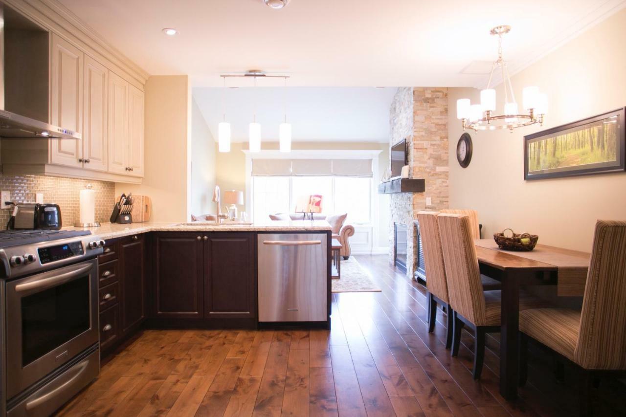 124 On Queen Hotel & Spa Niagara-on-the-Lake Bagian luar foto A kitchen in a typical condominium
