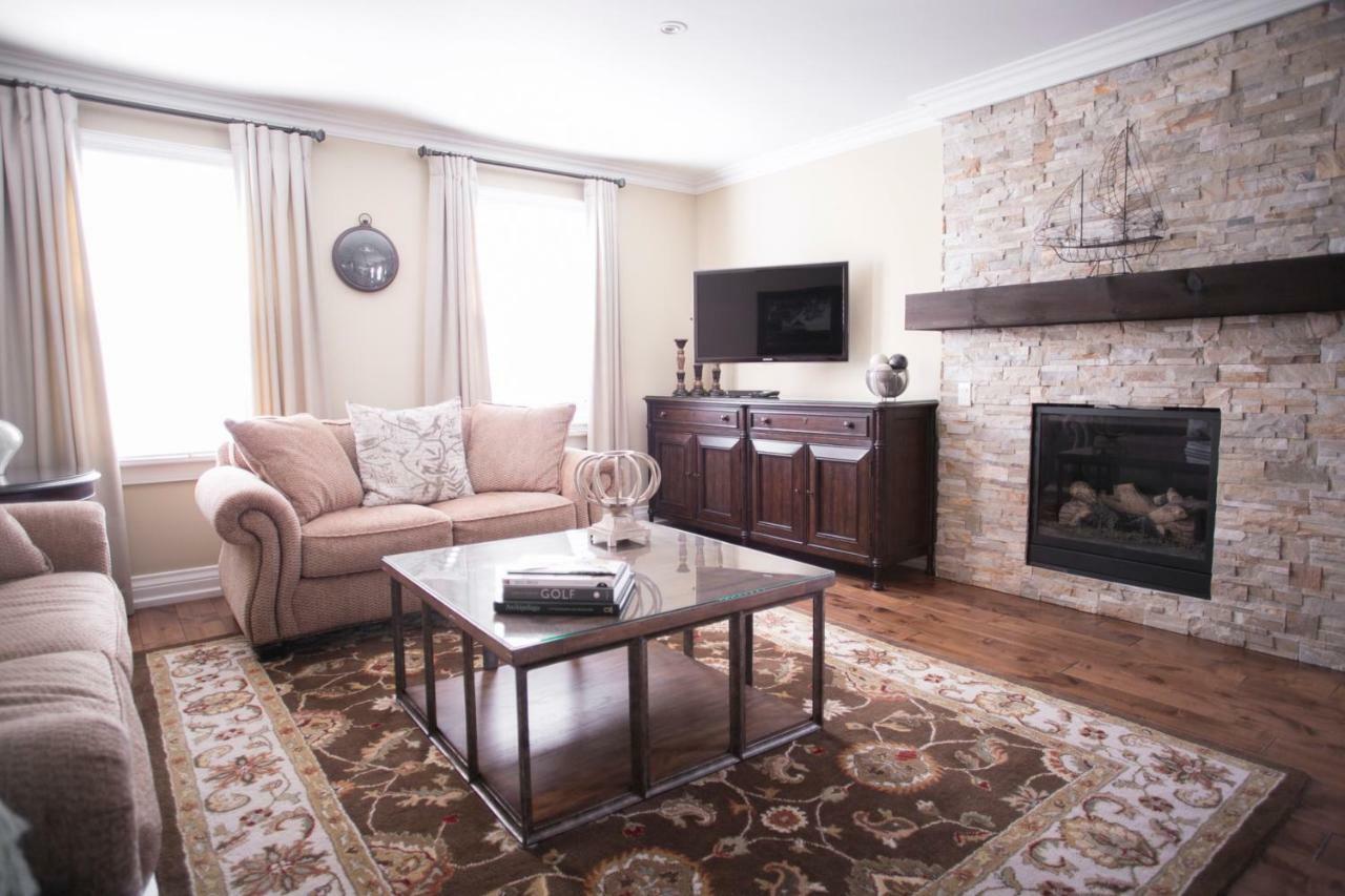 124 On Queen Hotel & Spa Niagara-on-the-Lake Bagian luar foto A living room with a fireplace