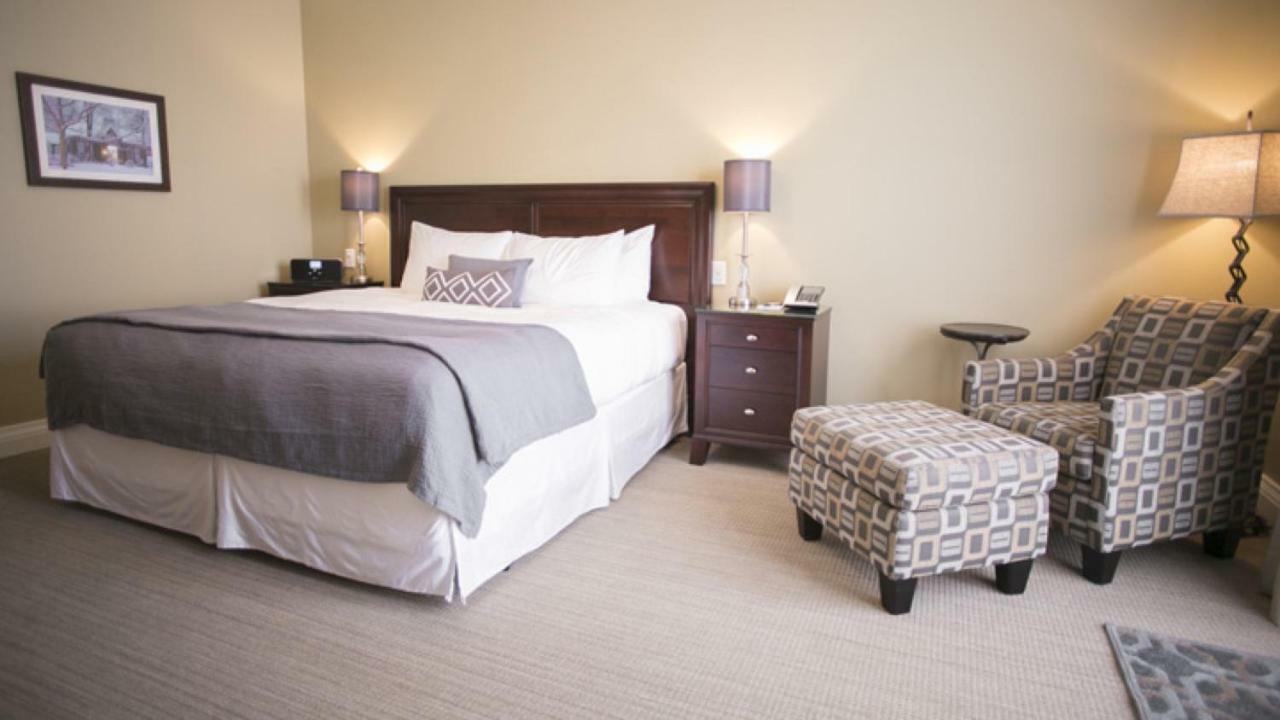124 On Queen Hotel & Spa Niagara-on-the-Lake Bagian luar foto A guest room at the Inn at Laurel Point